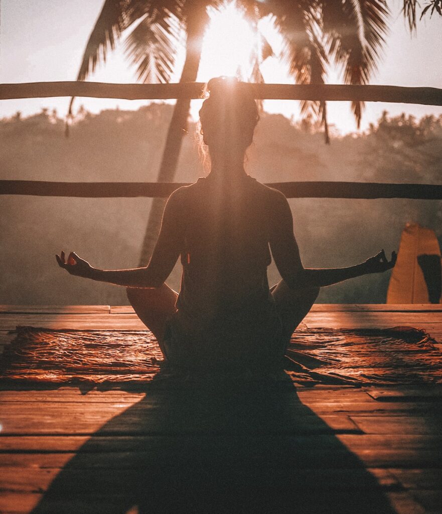 woman doing yoga 
運動